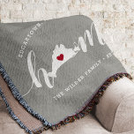 Cobertor Martha's Vineyard Home Town Personalizada<br><div class="desc">Mostre algum orgulho de casa com esta fofinha cinza rustica jogando cobertor com "casa" em letras brancas de escrita de caligrafia com um mapa da silhueta do Vineyard de Martha em pé para a letra "O". Um dentro de ilustração do coração vermelho no mapa do estado completa o design; você...</div>