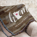 Cobertor Minnesota Estado Nativo Personalizado com Aparênci<br><div class="desc">Mostre orgulho pelo seu estado natal com este lindo cobertor de lançamento de tábua de madeira rústica falsa com a palavra "home" em letras de caligrafia branca, com um mapa em silhueta do estado de Minnesota no lugar da letra "O". Uma ilustração de um coração rosa dentro do mapa do...</div>