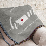 Cobertor Montana Home State Personalizado<br><div class="desc">Mostre algum orgulho do estado doméstico com esta fofinha cinza rustica jogando cobertor com "casa" em letras brancas de escrita de caligrafia com um mapa da silhueta do estado de Montana em pé para a letra "O". Um dentro de ilustração do coração vermelho no mapa do estado completa o design;...</div>