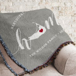 Cobertor Nantucket Home Town Personalizado<br><div class="desc">Mostre algum orgulho de casa com esta fofinha cinza rustica jogando cobertor com "casa" em letras brancas de escrita de caligrafia com um mapa da silhueta de Nantucket em pé para a letra "O". Um dentro de ilustração do coração vermelho no mapa do estado completa o design; você pode mudar...</div>