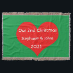 Cobertor Nosso Segundo Natal Juntos Coração Vermelho Bonito<br><div class="desc">Nomes personalizados e impressos com design de coração vermelho giro em fundo verde sólido. Sinta-se à vontade para personalizar adicionando seus próprios textos,  nomes ou fotos. A cor do fundo e do ano também podem ser alterados como quiserem!</div>