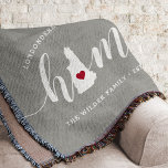 Cobertor Nova Hampshire Home State Personalizada<br><div class="desc">Mostre algum orgulho do estado de casa com esta fofa cinza rustica jogando cobertor com "casa" em letras brancas de escrita de caligrafia com um mapa da silhueta do estado de New Hampshire em pé para a letra "O". Um dentro de ilustração do coração vermelho no mapa do estado completa...</div>
