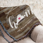 Cobertor O Vineyard Home Town Personalized Wood Look da Mar<br><div class="desc">Mostre algum orgulho de casa com este bonitinho caco de madeira rústica lançando cobertor com "casa" em letras brancas de escrita de caligrafia com um mapa da silhueta do Vineyard de Martha em pé para a letra "O". Um dentro cor-de-rosa para ilustração cardíaca no mapa do estado completa o design;...</div>