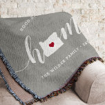 Cobertor Oregon Home State Personalizado<br><div class="desc">Mostre algum orgulho do estado de casa com este bonitinho cobertor de cinzas rústicas que apresenta "casa" em letras brancas de escrita de caligrafia com um mapa da silhueta do estado de Oregon, em pé para a letra "O". Um dentro de ilustração do coração vermelho no mapa do estado completa...</div>