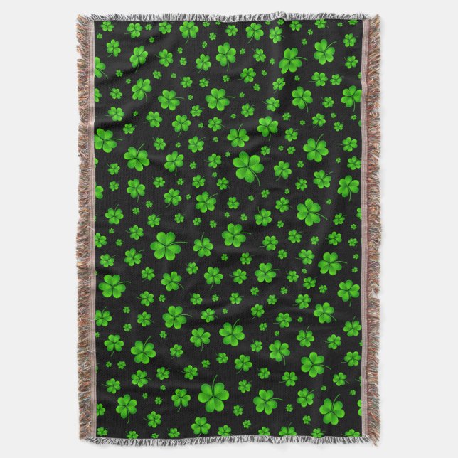 Cobertor Pattern of green shamrocks on black background (Frente Vertical)