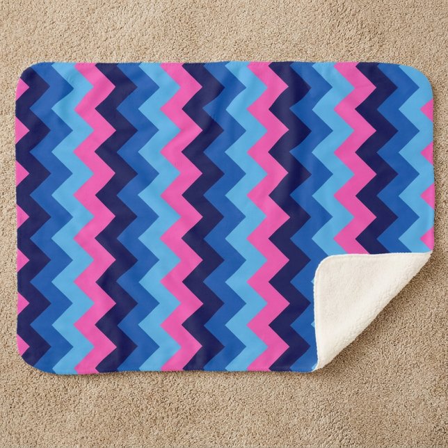 Cobertor Pequeno Sherpa Azul Rosa Chevrons (Cool Blue Pink Chevrons Small Sherpa Blanket displayed on carpet floor in a home.)