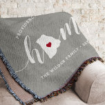 Cobertor Rhode Island Home State Personalizado<br><div class="desc">Mostre algum orgulho do estado doméstico com esta fofinha cinza rustica jogando cobertor com "casa" em letras brancas de escrita de caligrafia com um mapa da silhueta do estado de Rhode Island em pé para a letra "O". Um dentro de ilustração do coração vermelho no mapa do estado completa o...</div>