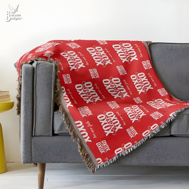 Cobertor Romantic Red XOXO Love Never Fails Valentines (Couples XOXO Valentine woven blanket with customizable Scripture. Ideal gift for romantics.)