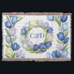 Cobertor Serenidade no Decor Doméstico Floral do Bloom Past<br><div class="desc">Serenidade em Bloom é uma delicada coleção de decorações caseiras inspirada pelo gentil encanto de tulipas em tons pastéis de azul, lavanda e marfim. Apresentando coroas florais desenhadas à mão e texturas sutis de aquarela, cada design traz um senso de calma e elegância eterno para qualquer espaço. Perfeito para casamentos,...</div>