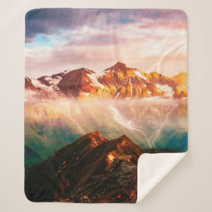 Cobertor Sherpa A look at the sunlit hills at twilight. Dramatic e