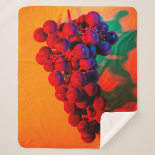 Cobertor Sherpa Agrupamento de uva azul em luz neon laranja. COMID