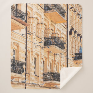 Cobertor Sherpa An old yellow house with wrought-iron balconies. f