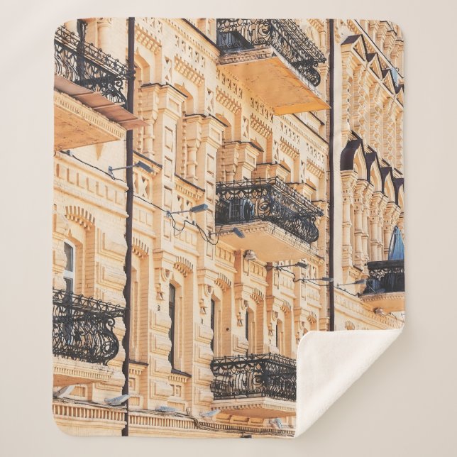 Cobertor Sherpa An old yellow house with wrought-iron balconies. f (Frente)