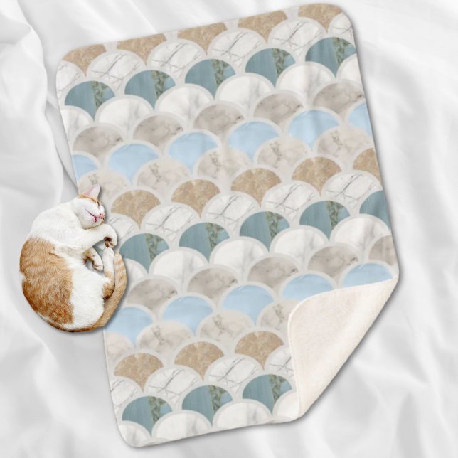 Cobertor Sherpa balanças de sereia pastel branco azul-aqua da prai (beach aqua blue white marble pastel mermaid scales sherpa blanket)