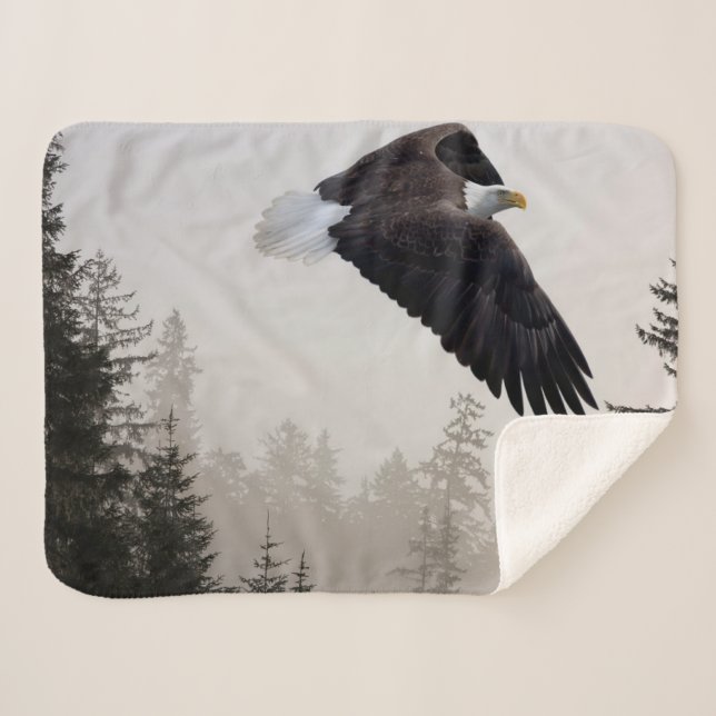 Cobertor Sherpa Bald Eagle A Soar Através Da Mist (Frente (Horizontal))