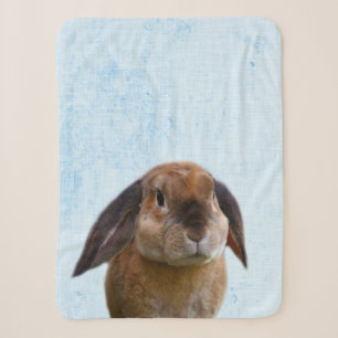 Cobertor Sherpa Berçário Minimalista Coelho Azul Pastel Espiando