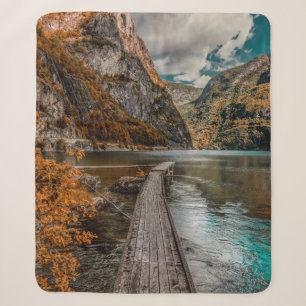 COBERTOR SHERPA BROWN WOODEN DOCK PERTO DA MONTANHA DURANTE O DIA