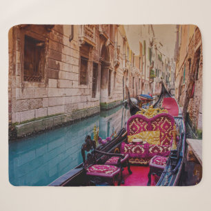 Cobertor Sherpa Canal com gondola tradicional em Veneza, Itália