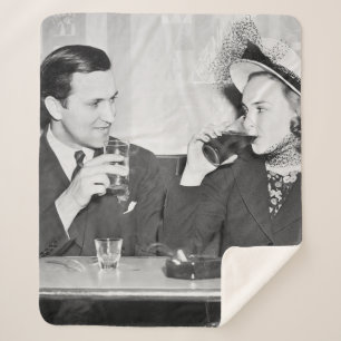 Cobertor Sherpa Casal sentado em um restaurante flertando