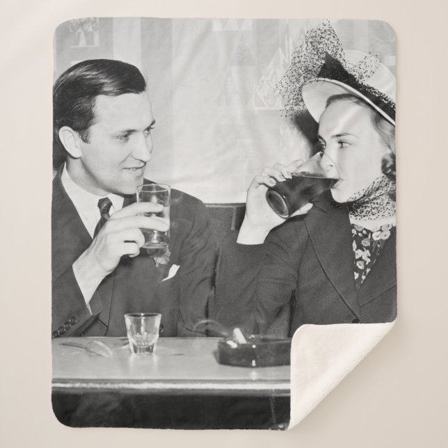 Cobertor Sherpa Casal sentado em um restaurante flertando (Frente)