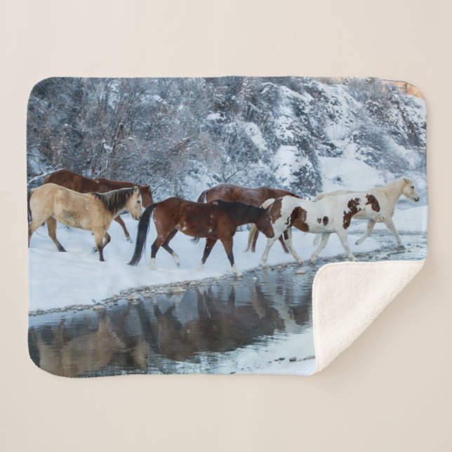 Cobertor Sherpa Cavalos Atravessando o Riacho (Frente (Horizontal))
