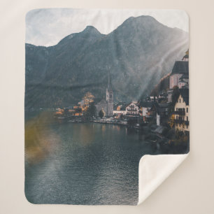 COBERTOR SHERPA CIDADE AO LADO DA ÁGUA E MONTANHAS