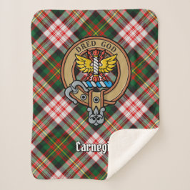 Cobertor Sherpa Clan Carnegie Crest sobre o Vestido Tartan
