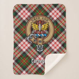Cobertor Sherpa Clan Carnegie Crest sobre o Vestido Tartan