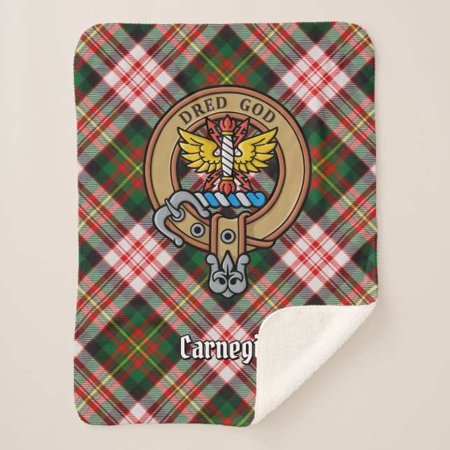 Cobertor Sherpa Clan Carnegie Crest sobre o Vestido Tartan (Frente)