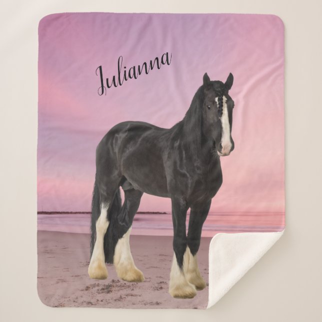 Cobertor Sherpa Clydesdale preto e branco na praia no Sunset (Frente)