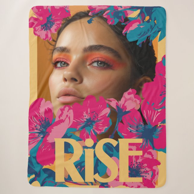 Cobertor Sherpa Colagem de uma mulher com flores vibrantes (Frente)