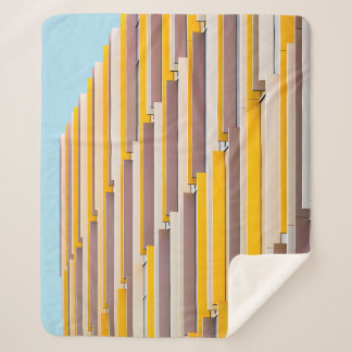 COBERTOR SHERPA CONSTRUÇÃO CONCRETA AMARELO DURANTE O DIA