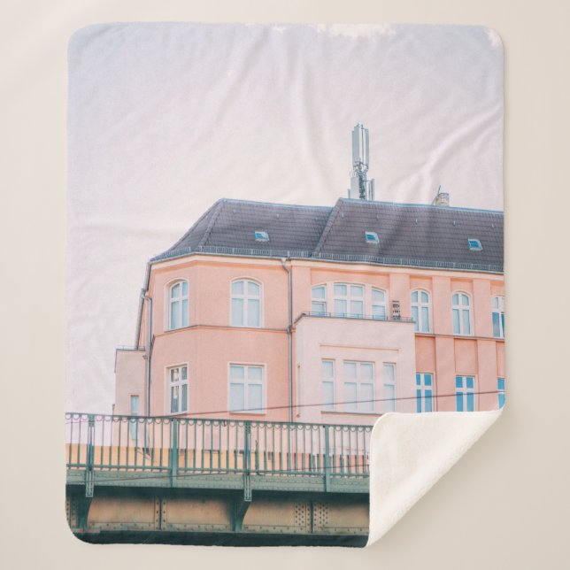 COBERTOR SHERPA CONSTRUÇÃO DE CONCRETOS BRANCOS E LARANJAS (Frente)