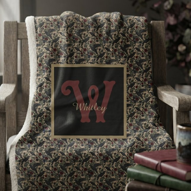 Cobertor Sherpa Corvo Barroco Onyx Temperamental (Baroque raven monogram sherpa blanket for dark academia students reading on cozy autumn evenings.)