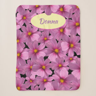 Cobertor Sherpa Design de Flor do Cosmos Roxo em um Fundo Preto