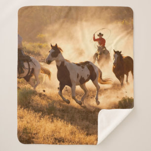 Cobertor Sherpa Dois cowboys ocidentais andando a cavalo, a papar