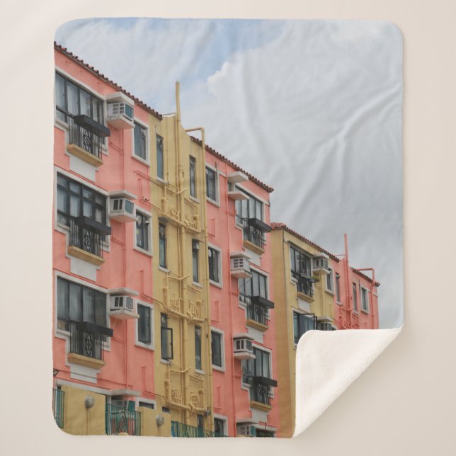 COBERTOR SHERPA EDIFÍCIO DE CONCRETO AMARELO E VERMELHO SOB NUVENS (Frente)