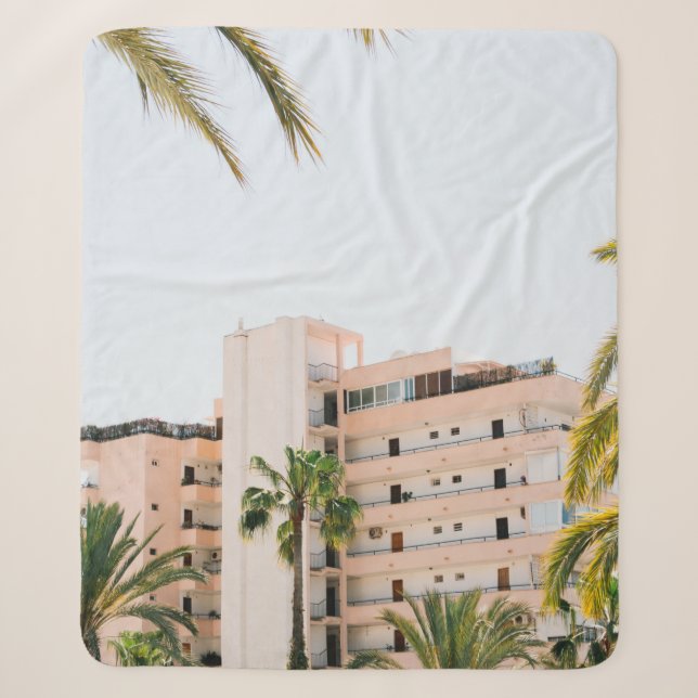 COBERTOR SHERPA EDIFÍCIO DE CONCRETO BRANCO AO LADO DA ÁRVORE DE P (Frente)