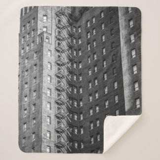 COBERTOR SHERPA EDIFÍCIOS CONCRETOS DE CINZAS E NEGROS