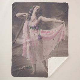 Cobertor Sherpa Elegância Vintage em Vestido Floral Rosa