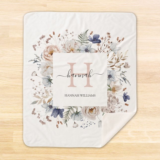 Cobertor Sherpa Elegant Monogram Pretty Beige Blue Flowers Floral (In situ)