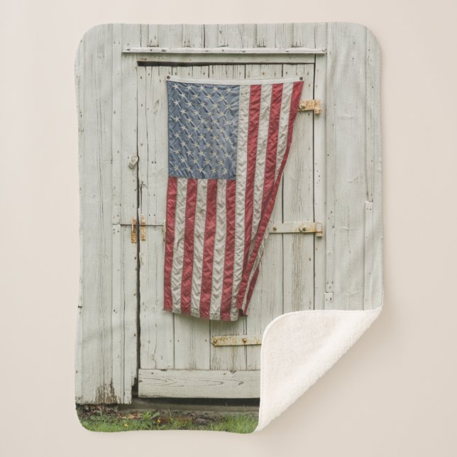 Cobertor Sherpa Farms | White Barn Door With American Flag (Frente)