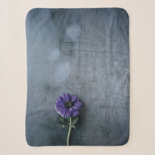 Cobertor Sherpa Flor púrpura de pétalas na superfície da cinza