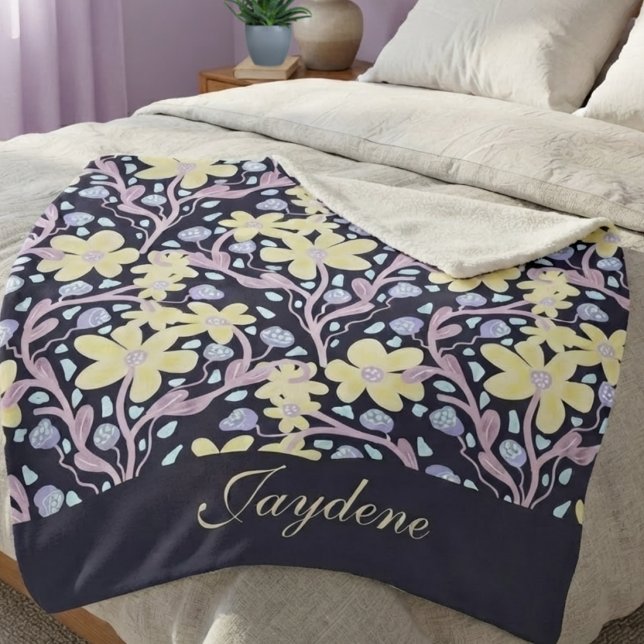 Cobertor Sherpa Flores Amarelos de Pastel Entre Vinhas (Gorgeous gift with hand drawn flowers in pastel colors and a place to personalize it with anything.)