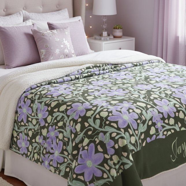 Cobertor Sherpa Flores Roxas Entre Vinhas (Feminine purple lilac flowers with vines are both pretty and whimsical. Great for any girls room.)