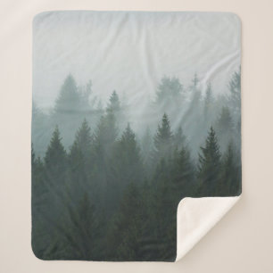 Cobertor Sherpa Floresta na neblina matinal na montanha. Spruce