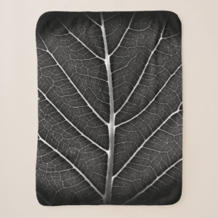 Cobertor Sherpa Folha brilhante em preto e branco close-up