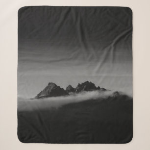 COBERTOR SHERPA FOTO GRAYSCALE DA MONTANHA COBERTA COM NUVENS
