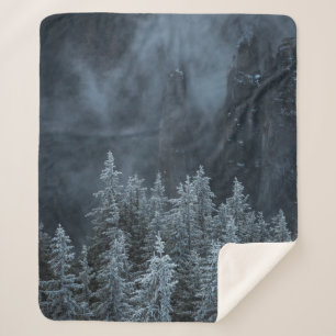 COBERTOR SHERPA FOTOGRAFIA EM GRAYSCALE DA MONTANHA E DA COBERTURA