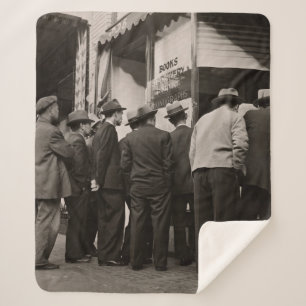 COBERTOR SHERPA FOTOGRAFIA GRAYSCALE DE HOMENS PERTO DA CASA